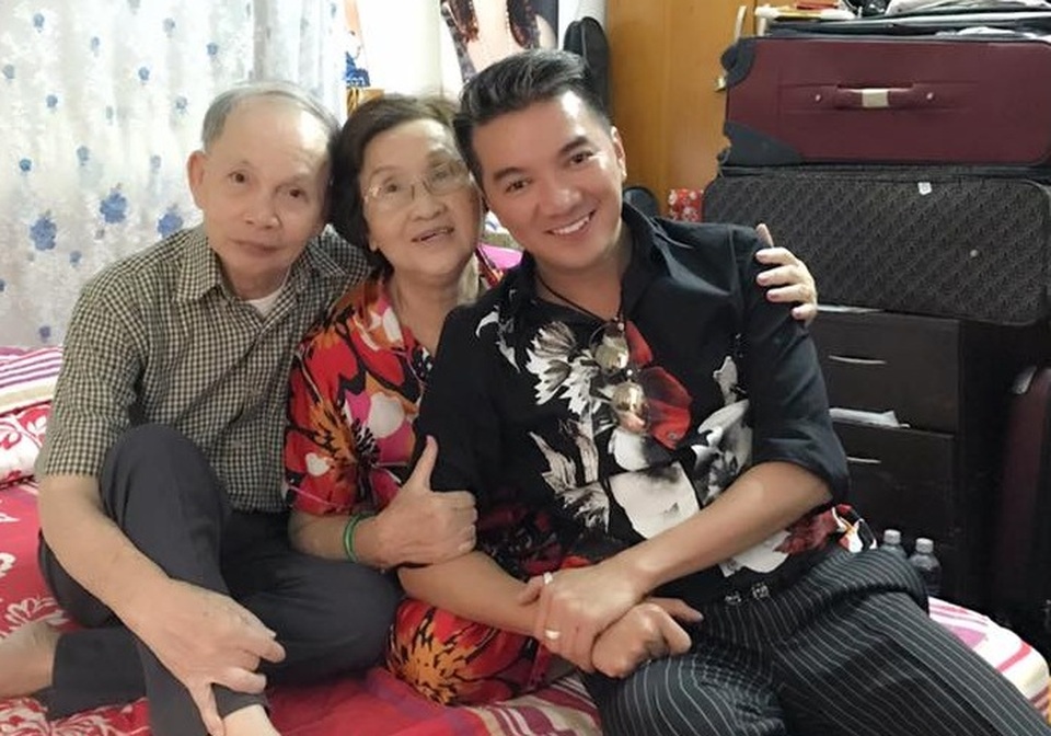Sao Việt làm gì trong 3 ngày Tết Đinh Dậu? - 14 “Mình cũng có bố mẹ nè nha Dương Triệu Vũ”, Đàm Vĩnh Hưng hào hứng khi chụp ảnh cùng bố mẹ của Hoài Linh và Dương Triệu Vũ