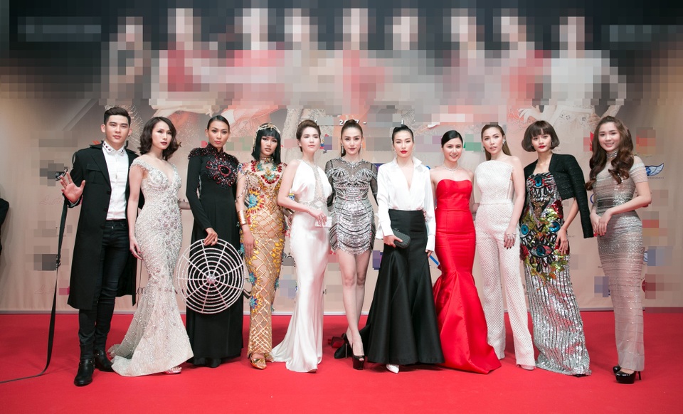 Hồ Ngọc Hà hóa công chúa, Lâm Thùy Anh soán ngôi “Nữ hoàng thảm đỏ” - 10 Chân dài Ngọc Trinh, Lâm Thùy Anh, người mẫu Diệu Huyền, Lê Hà, Kim Chi, Á hậu Việt Nam 2008 Minh Thư,… cùng đọ sắc trên thảm đỏ.
