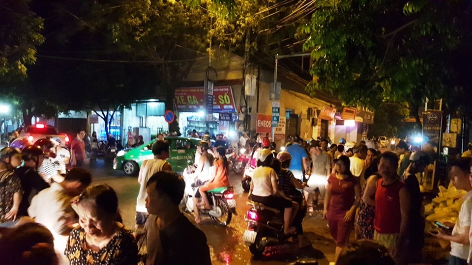 Dân kéo nhau đi canh mức nước, đổ xô mua lương thực tích trữ - 5
Gần 23h đêm, người dân vẫn đổ ra phố rất đông vì lo nước sông đang dâng cao từng giờ.