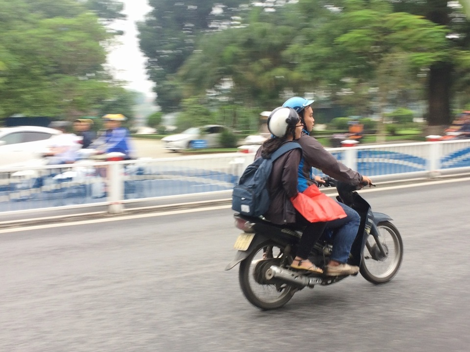 Người dân mặc áo ấm ra đường giữa mùa hè - 2 Tiết trời Huế như bước vào đầu đông trong khi thời gian này mới chỉ đầu hè