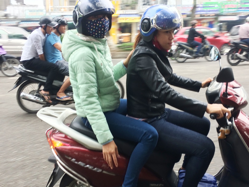 Người dân mặc áo ấm ra đường giữa mùa hè - 3 2 cô gái mặc áo ấm dày ra đường vào sáng sớm cho khỏi lạnh