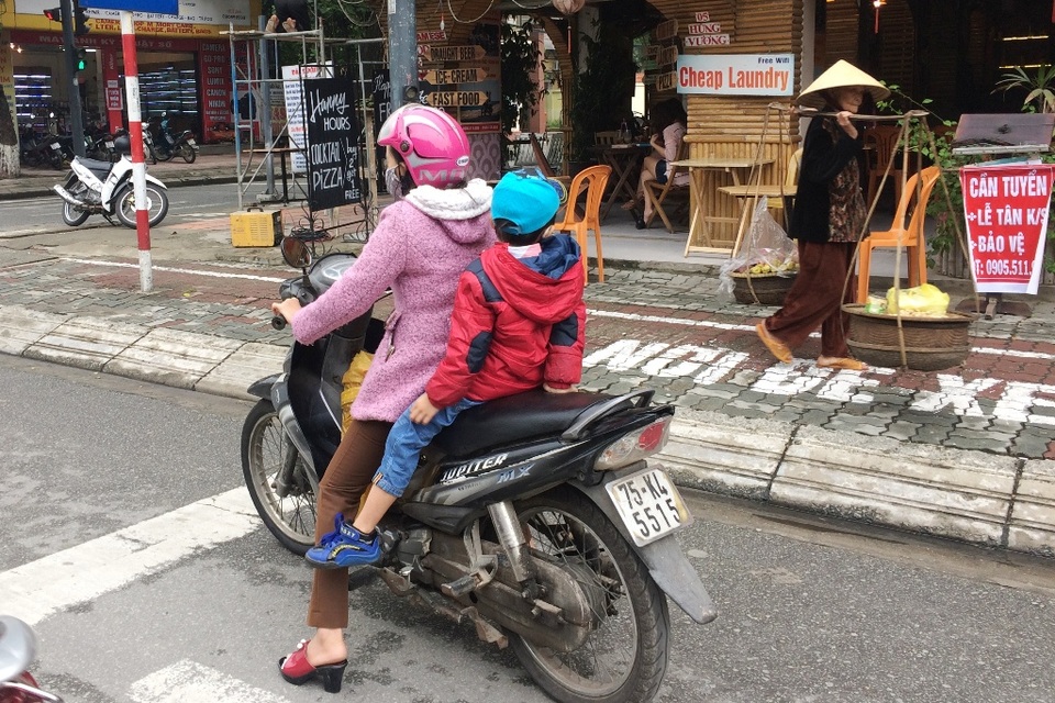 Người dân mặc áo ấm ra đường giữa mùa hè - 4 Mẹ và con cùng mặc áo ấm giữa mùa hè