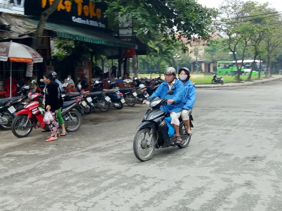 Người dân mặc áo ấm ra đường giữa mùa hè - 5 Người dân mặc áo ấm ra đường giữa mùa hè - 5