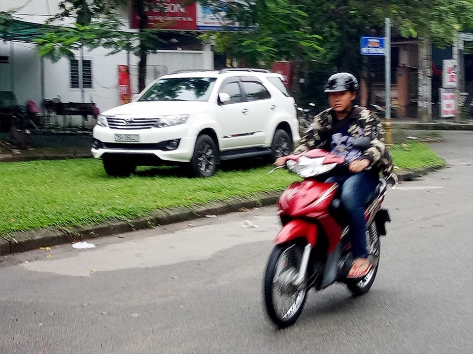 Người dân mặc áo ấm ra đường giữa mùa hè - 1 Người dân Huế mặc áo ấm ra đường trong 2 ngày qua