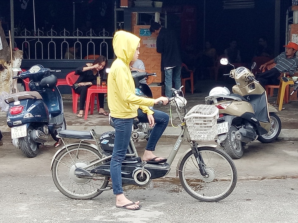 Người dân mặc áo ấm ra đường giữa mùa hè - 6 Từ người lớn đến người nhỏ hầu hết đều phải mặc áo ấm vì lạnh đột ngột - điều rất hiếm khi xảy ra tại Huế trước đây vào mùa hè