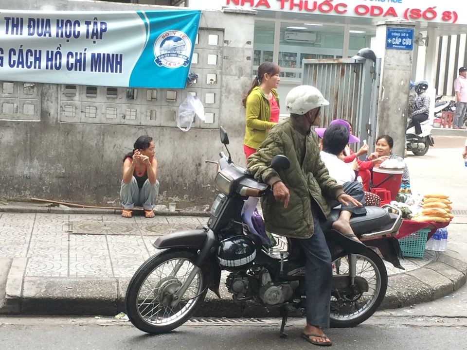 Người dân mặc áo ấm ra đường giữa mùa hè - 7
Bác xe ôm vận chiếc áo ấm dày dành cho mùa đông đứng chờ khách trong ngày hè tháng 5