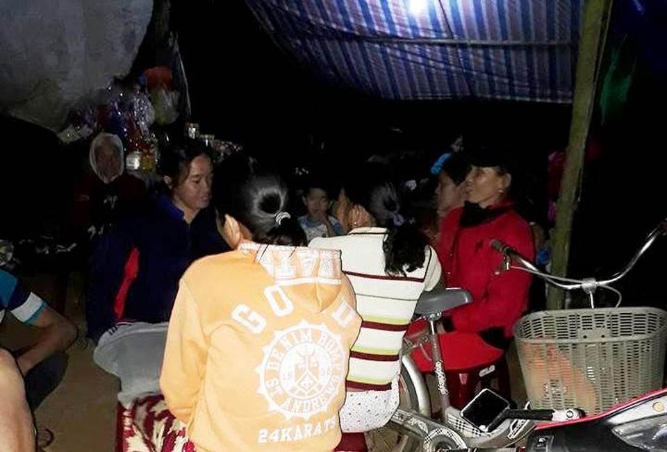 Dân tiếp tục thức đêm ra đường chặn xe chở rác - 3 Nhiều chị em phụ nữ cũng trực ở các lán lều qua đêm để cùng chặn xe rác
