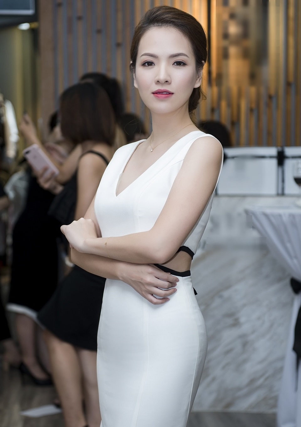 Hiện nay, nữ diễn viên đang hồi hộp đến tập kết phim “Người phán xử” vì bản thân cô cũng chưa biết kết phim ra sao. “Dù Diễm My chưa thực sự chấp nhận trở lại bên Phan Hải, dù vẫn đi qua đi lại ở Phan Thị như một cái bóng vô cảm, lạnh lùng. Nhưng chẳng hiểu sao tôi lại thấy rung động trước tình cảm Diễm My dành cho chồng. Ở cô ấy có sự kiên nhẫn, cam chịu, hoài nghi và cả một chút hi vọng cố gắng xoá đi”, đó là những cảm xúc của Đan Lê về vai diễn của mình trong phim Người phán xử những tập gần đây.