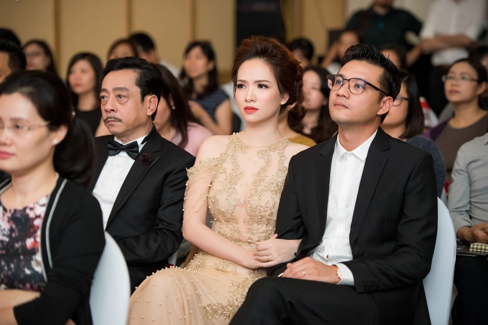 Đan Lê không ngại âu yếm chồng trước mặt đám đông - 2