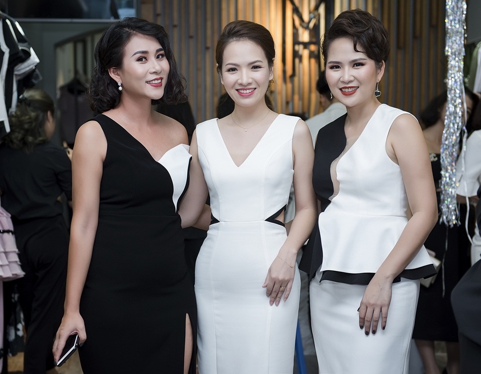 Đan Lê “Người phán xử” rạng rỡ với đầm khoét eo bên hai người bạn thân thiết Ly Eva và Hà Minh Phúc. Đan Lê chia sẻ, mỗi khi cô ra khỏi nhà hai cậu con trai rất thích ngắm mẹ hôm nay mặc gì, có đẹp trong mắt các cu cậu không. Và nếu hợp mắt hai anh chàng thì cô sẽ tự tin hơn khi ra khỏi nhà.