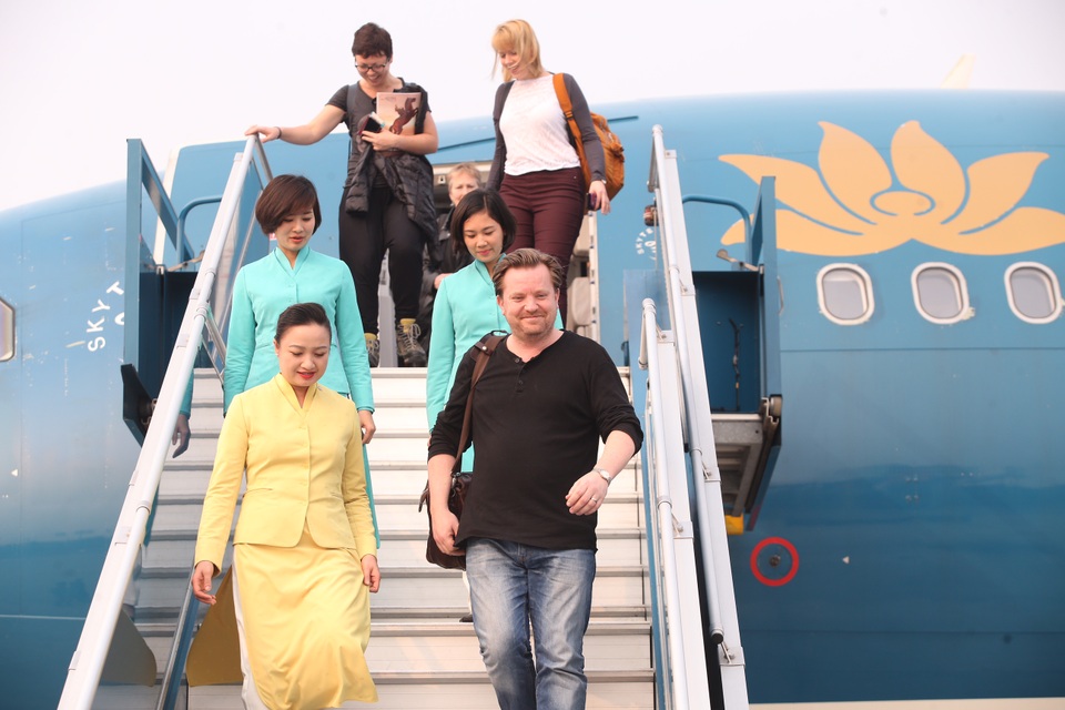 Hình ảnh đầu tiên của dàn nhạc LSO huyền thoại thành London tại Việt Nam - 1 Dàn nhạc đáp chuyến bay từ Hồng Kông, hạ cánh xuống sân bay quốc tế Nội Bài