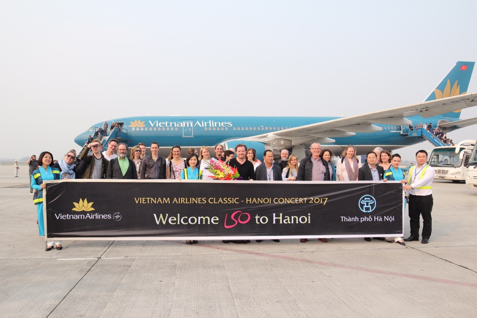 Hình ảnh đầu tiên của dàn nhạc LSO huyền thoại thành London tại Việt Nam - 5 90 thành viên dàn nhạc LSO đã có mặt tại Việt Nam để chuẩn bị cho biểu diễn hoà nhạc ngoài trời vào tối 4/3