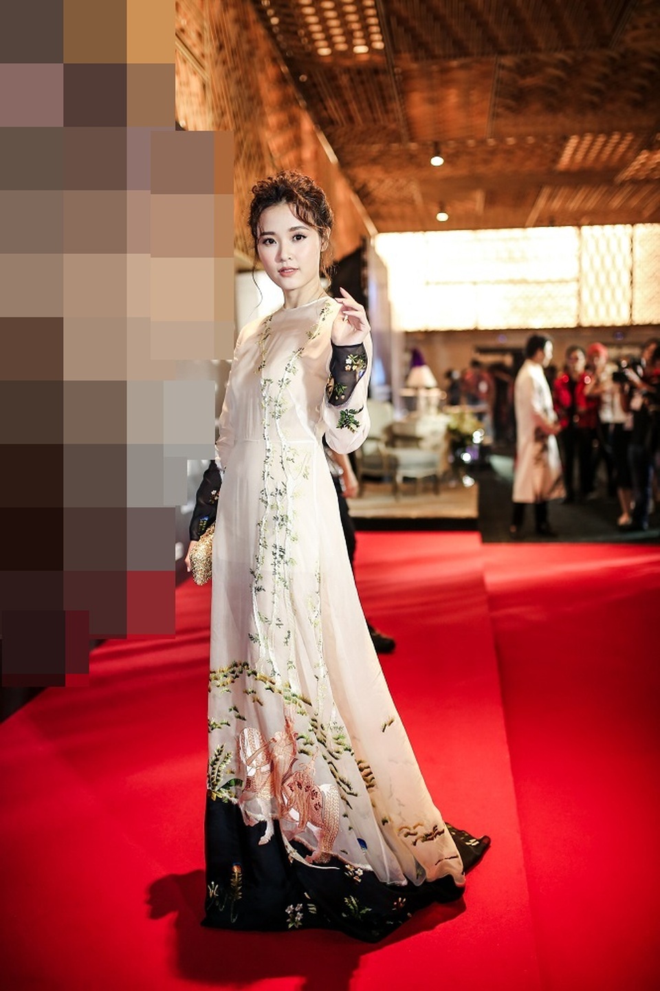 Minh Hằng “gây bão” thảm đỏ, Phạm Thị Thành vẫn tự tin sau án phạt - 6 Mi Du đằm thắm với tone make up nhẹ nhàng nhưng không kém phần nổi bật.