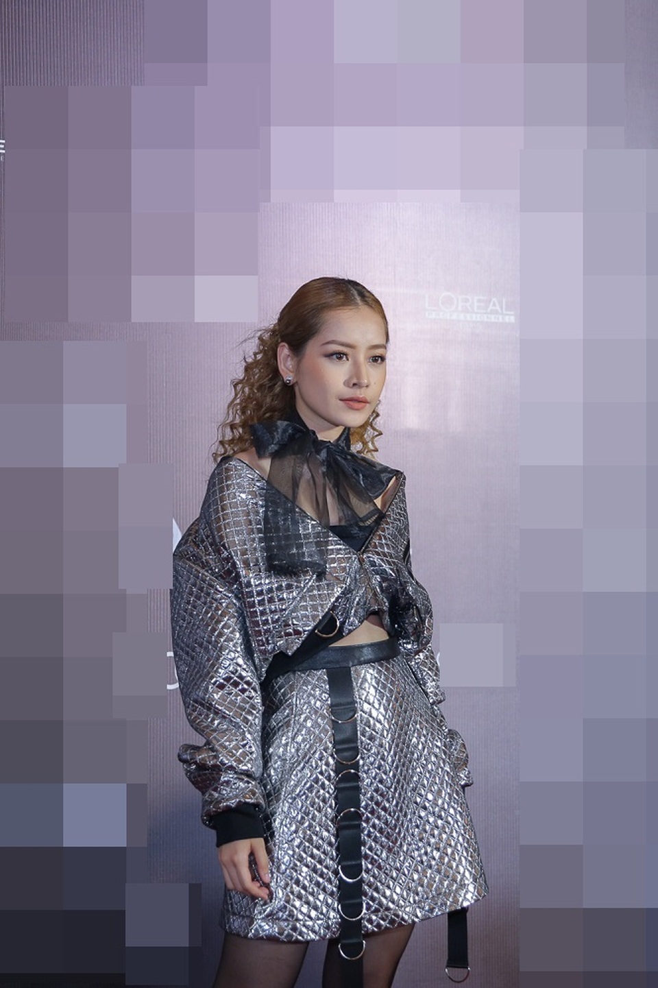 Minh Hằng “gây bão” thảm đỏ, Phạm Thị Thành vẫn tự tin sau án phạt - 7 Chi Pu cá tính và lạ lẫm với set đồ ánh bạc.