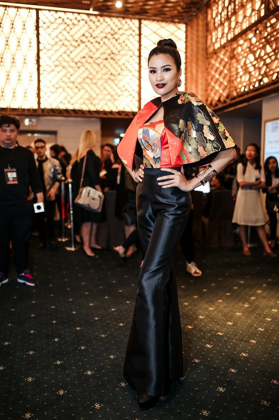 Minh Hằng “gây bão” thảm đỏ, Phạm Thị Thành vẫn tự tin sau án phạt - 5 Phạm Thị Thành tự tin xuất hiện sau khi quay về từ cuộc thi Miss Eco International. Cô vừa bị Sở VH-TT TP.HCM ra quyết định xử phạt 22,5 triệu vì dự thi trái phép cuộc thi Miss Eco International 2017 được tổ chức tại Ai Cập. Nhiều người cho rằng, hình thức xử phạt này chưa đủ sức răn đe và trong quyết định xử phạt không đề cập đến việc cấm tham gia hoạt động biểu diễn trong thời gian tới của Nguyễn Thị Thành.