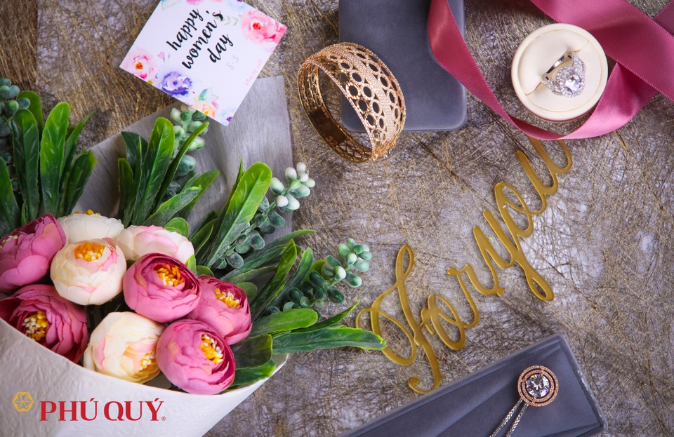 Quà 8/3 cho một nửa thế giới - 1
Phú Quý tung ra hàng nghìn sản phẩm trang sức tinh xảo rất thích hợp làm quà tặng cho các mẹ, các chị em gái trong ngày quốc tế phụ nữ 8/3