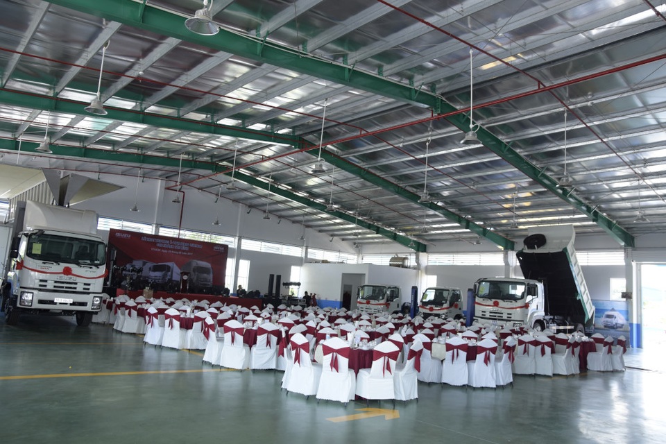 
Xưởng dịch vụ rộng rãi, công suất sửa chữa lớn với đội ngũ nhân viên lành nghề và hệ thống trang thiết bị hiện đại
