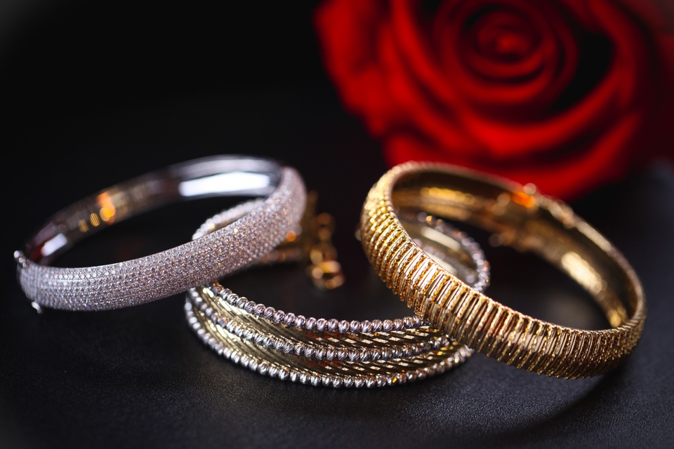 Quà 8/3 cho một nửa thế giới - 2
Những chiếc vòng tay vàng 18k bản to với các màu vàng trắng, vàng vàng rất sang trọng, quý phái khá phù hợp với các bà, các mẹ của chúng ta.