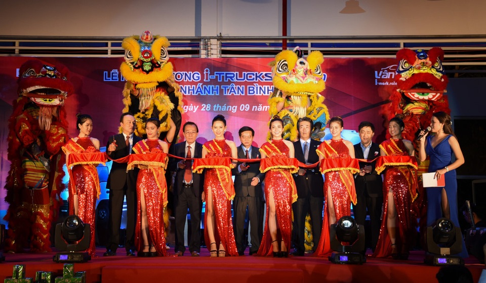 Đại diện Isuzu Việt Nam và Đại lý Vân Nam cắt băng khánh thành