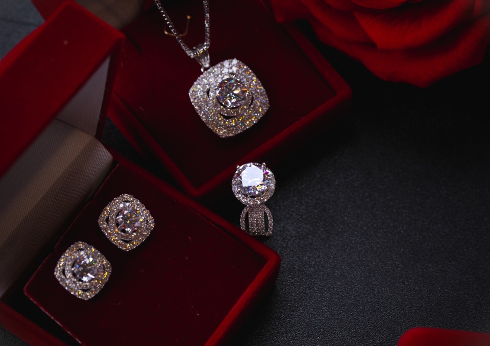 Quà 8/3 cho một nửa thế giới - 3
Một bộ quà tặng bằng trang sức vàng trắng 18k gồm: dây chuyền, khuyên tai, nhẫn của Phú Quý cũng là một lựa chọn hoàn hảo cho mẹ