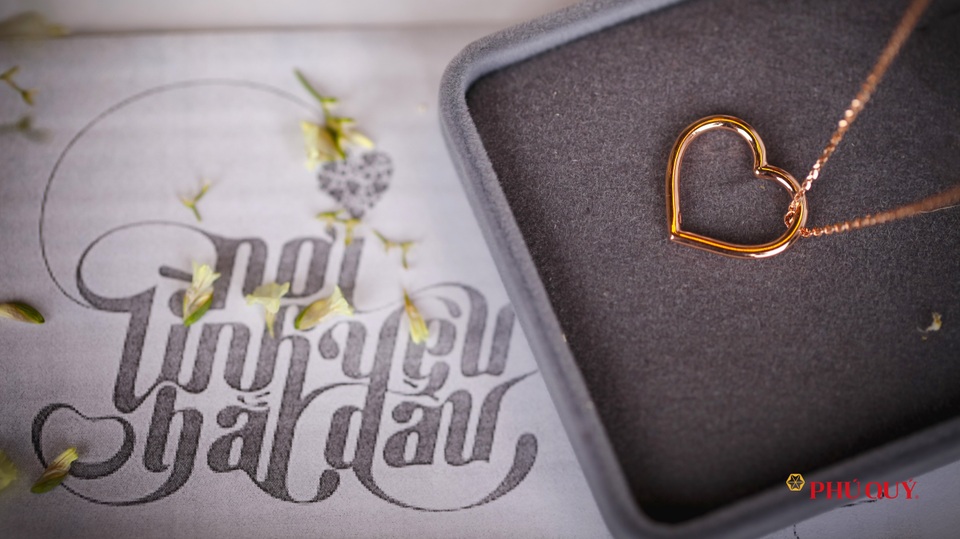 Quà 8/3 cho một nửa thế giới - 4
Một chiếc dây chuyền vàng 18k nhỏ xinh có mặt hình trái tim chắc chắn sẽ làm tan chảy trái tim nàng.