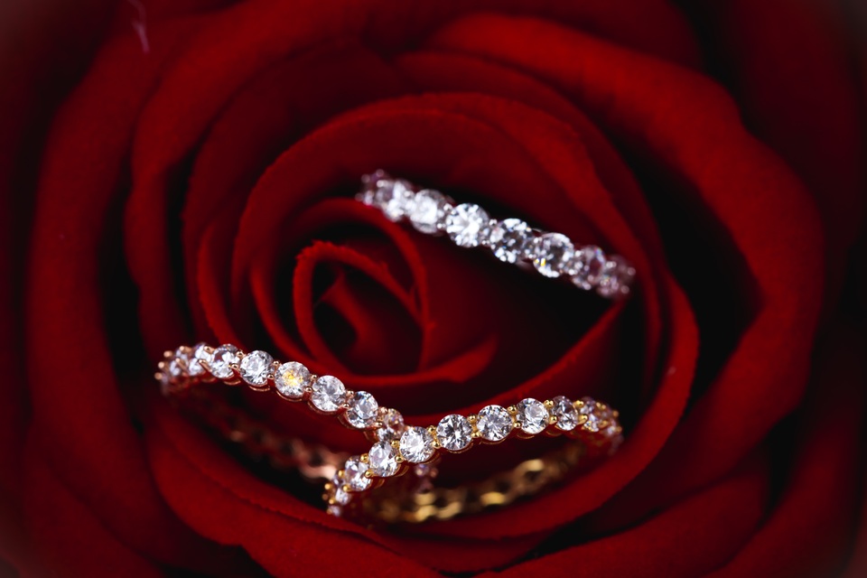 Quà 8/3 cho một nửa thế giới - 7
Hay mẫu nhẫn tròn đính đá sang trọng sẽ là những món quà giá trị và ý nghĩa dành tặng nàng trong ngày Quốc tế phụ nữ