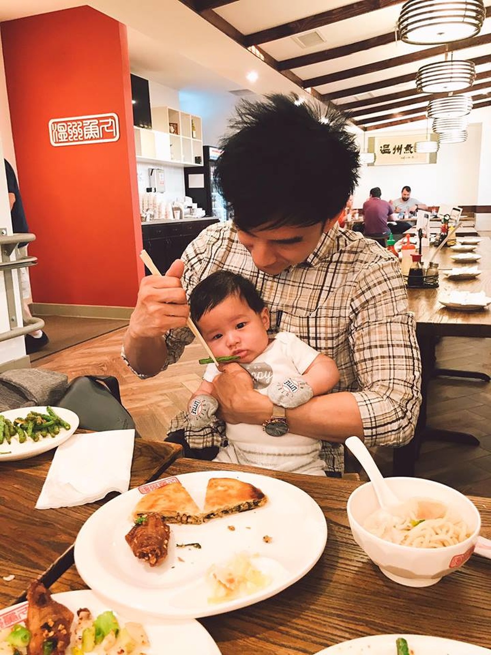 Vợ chồng Hồng Ngọc kỷ niệm ngày cưới, Đan Trường thể hiện vai trò "ông bố đảm" - 3 Đan Trường chăm sóc con trai đầu lòng khá chu đáo khi bé bắt đầu bước vào tuổi ăn dặm, anh chia sẻ: Thiên Từ tròn 3 tháng tuổi, Thiên Từ đang tập ăn.