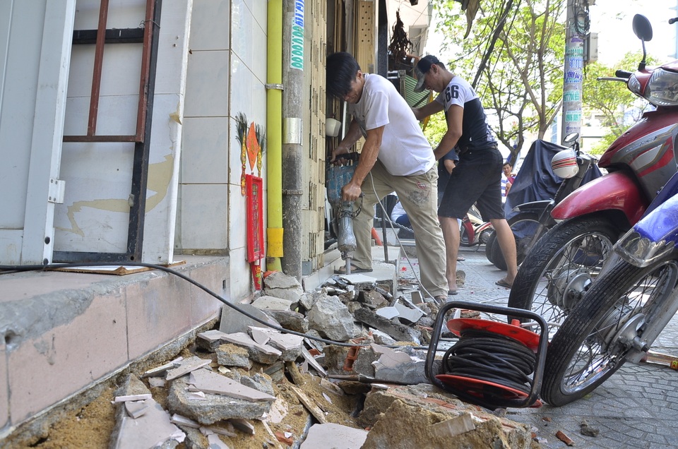 “Cuộc chiến” giành lại vỉa hè: Dân tự giác đập bỏ công trình sai phạm - 4
Các bậc thềm dôi ra vỉa hè được đập bỏ