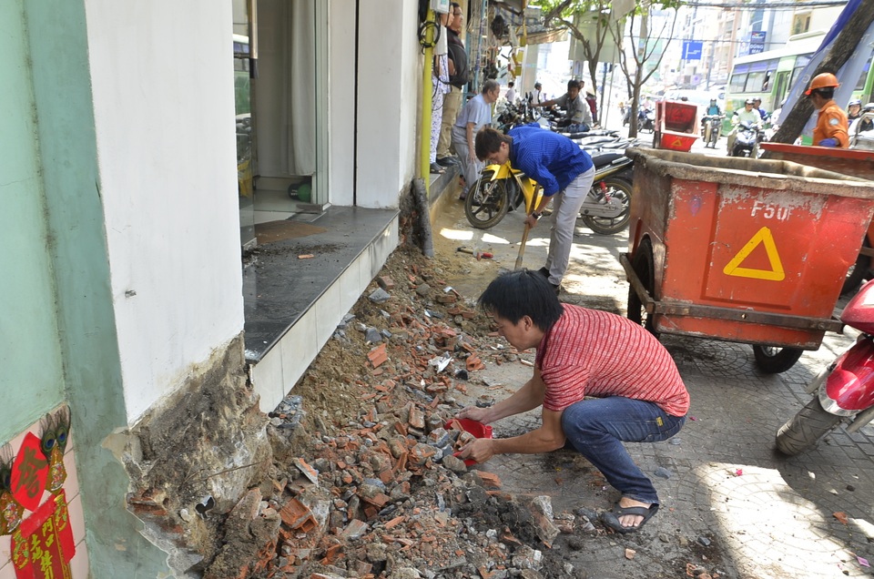 “Cuộc chiến” giành lại vỉa hè: Dân tự giác đập bỏ công trình sai phạm - 1 Dân tự giác đập bỏ công trình sai phạm trên đường Calmette