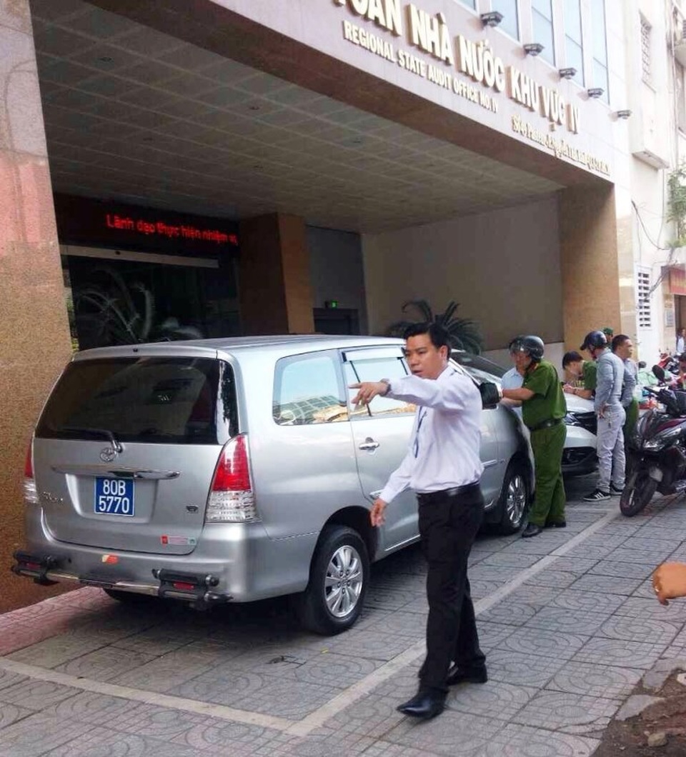 “Cuộc chiến” giành lại vỉa hè: Dân tự giác đập bỏ công trình sai phạm - 9 Tổ công tác của phường Nguyễn Thái Bình tiến hành lập biên bản chiếc xe biển xanh 80B của Kiểm toán Nhà nước đậu trái phép trên vỉa hè đường Pasteur sáng 27/2