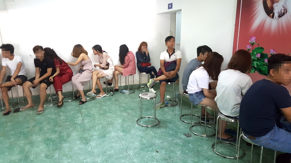 Một nhóm người được đưa về trụ sở Công an làm rõ.