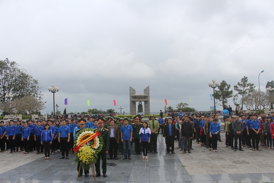 Tuổi trẻ Quảng Trị tri ân các anh hùng, liệt sĩ - 1
Cán bộ đoàn viên tỉnh Quảng Trị dâng hương tại Nghĩa trang đường 9