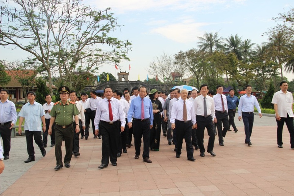 Tổng Bí thư Nguyễn Phú Trọng dâng hương tưởng nhớ cố Tổng Bí thư Lê Duẩn - 4 Tổng Bí thư Nguyễn Phú Trọng dâng hương tưởng nhớ cố Tổng Bí thư Lê Duẩn - 4