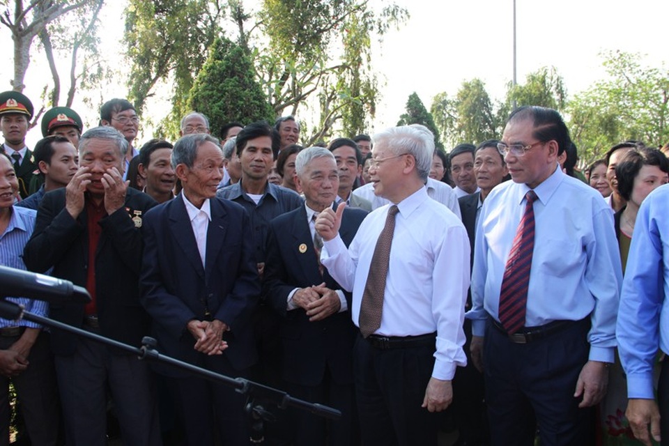 Tổng Bí thư Nguyễn Phú Trọng dâng hương tưởng nhớ cố Tổng Bí thư Lê Duẩn - 10 Tổng Bí thư trò chuyện với các vị lão thành cách mạng tại xã Triệu Thành