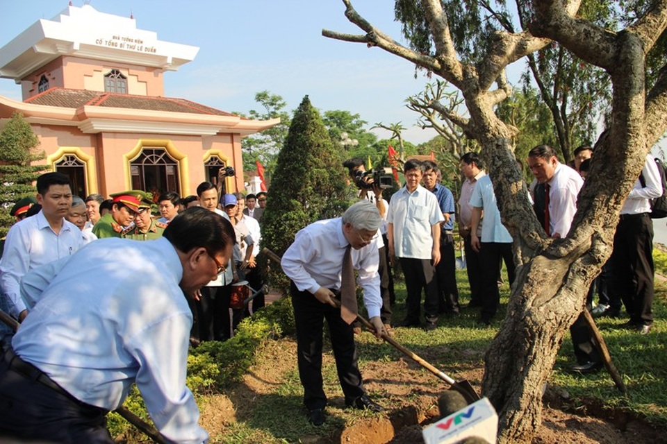 Tổng Bí thư Nguyễn Phú Trọng dâng hương tưởng nhớ cố Tổng Bí thư Lê Duẩn - 9 Hai vị lãnh đạo, nguyên lãnh đạo trồng cây xanh tại Khu lưu niệm cố Tổng bí thư