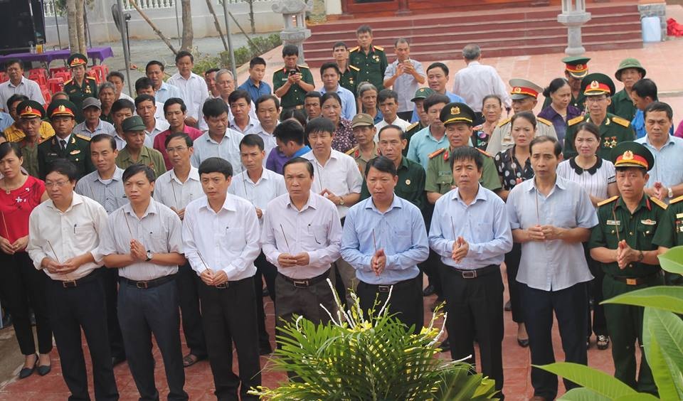 Khánh thành nhà thờ và phần mộ 53 liệt sỹ hy sinh tại Cầu Nhe - 2 Các đại biểu dâng hương tại lễ khánh thành nhà thờ và phần mộ 53 liệt sĩ hy sinh tại Cầu Nhe
