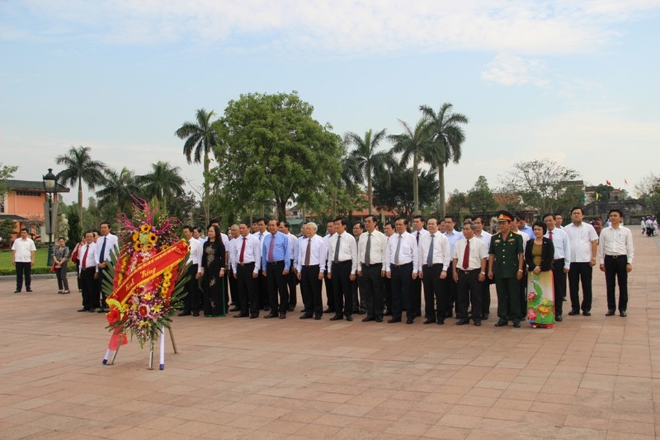 Tổng Bí thư Nguyễn Phú Trọng dâng hương tưởng nhớ cố Tổng Bí thư Lê Duẩn - 5 Tổng Bí thư Nguyễn Phú Trọng và các vị lãnh đạo Đảng, Nhà nước, các Bộ, ngành Trung ương tri ân các anh hùng, liệt sĩ tại Thành cổ Quảng Trị