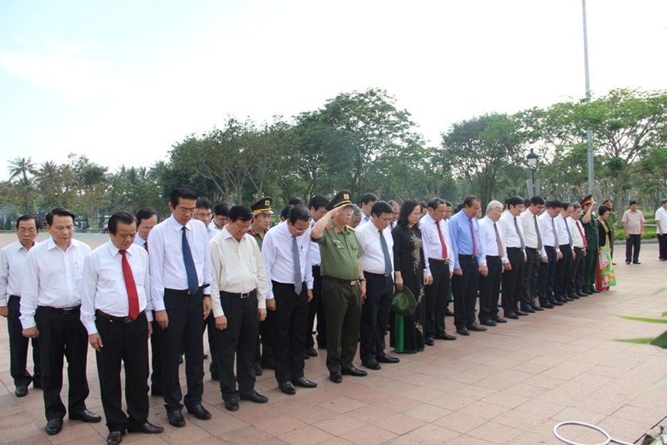 Tổng Bí thư Nguyễn Phú Trọng dâng hương tưởng nhớ cố Tổng Bí thư Lê Duẩn - 6 Các vị lãnh đạo Đảng, Nhà nước đã dành phút mặc niệm tưởng nhớ công lao của các anh hùng, liệt sĩ