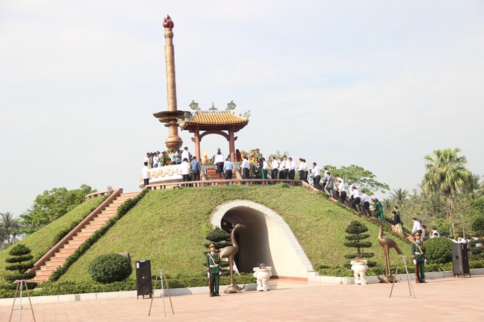 Tổng Bí thư Nguyễn Phú Trọng dâng hương tưởng nhớ cố Tổng Bí thư Lê Duẩn - 8 Tổng Bí thư Nguyễn Phú Trọng dâng hương tưởng nhớ cố Tổng Bí thư Lê Duẩn - 8