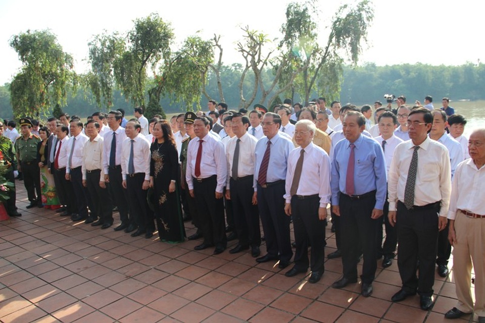 Tổng Bí thư Nguyễn Phú Trọng dâng hương tưởng nhớ cố Tổng Bí thư Lê Duẩn - 1 
Tổng Bí thư Nguyễn Phú Trọng và các vị lãnh đạo Đảng, nguyên lãnh đạo Đảng tri ân cố Tổng Bí thư Lê Duẩn