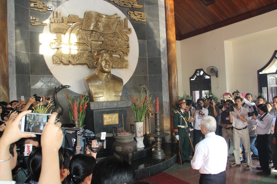 Tổng Bí thư Nguyễn Phú Trọng dâng hương tưởng nhớ cố Tổng Bí thư Lê Duẩn - 2 Tổng Bí thư thành kính tri ân công lao to lớn của cố Tổng Bí thư Lê Duẩn
