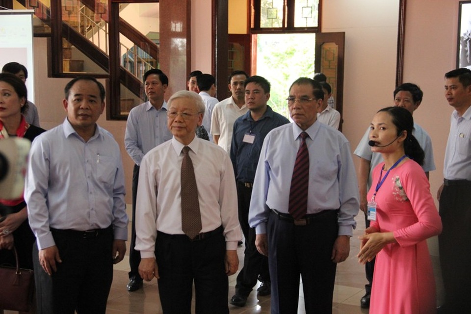Tổng Bí thư Nguyễn Phú Trọng dâng hương tưởng nhớ cố Tổng Bí thư Lê Duẩn - 3 
Tổng Bí thư Nguyễn Phú Trọng, nguyên Tổng Bí thư Nông Đức Mạnh cùng đoàn đi thăm khu lưu niệm.