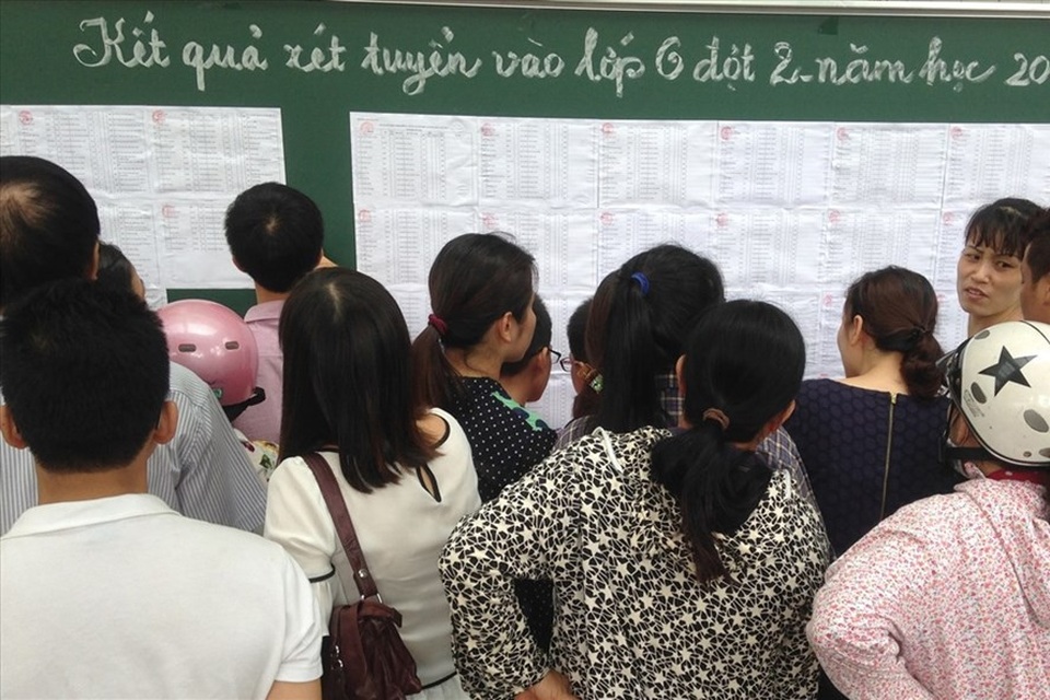 Luyện thi vào lớp 6 “đắt như tôm tươi” - 1 Những trường THCS có danh tiếng luôn là mục tiêu của phụ huynh có con dự thi lớp 6 hằng năm. Ảnh: Hải Nguyễn)