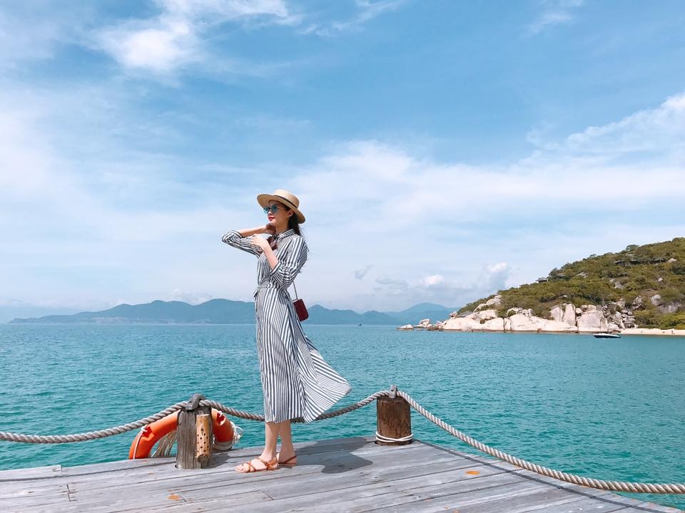 Hoa hậu Việt Nam Đặng Thu Thảo sẽ kết hôn vào tháng 10 - 3 Mặc dù đăng quang hoa hậu nhưng Đặng Thu Thảo khẳng định mình không theo đuổi hình ảnh nghệ sĩ mà chọn định hướng theo đuổi việc học để trở thành doanh nhân.