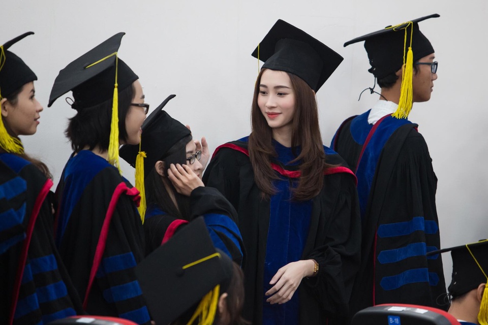 Hoa hậu Đặng Thu Thảo xúc động khi nhận bằng tốt nghiệp đại học quốc tế - 5 Người đẹp vui vẻ trò chuyện với bạn bè trước khi lên bục nhận bằng.