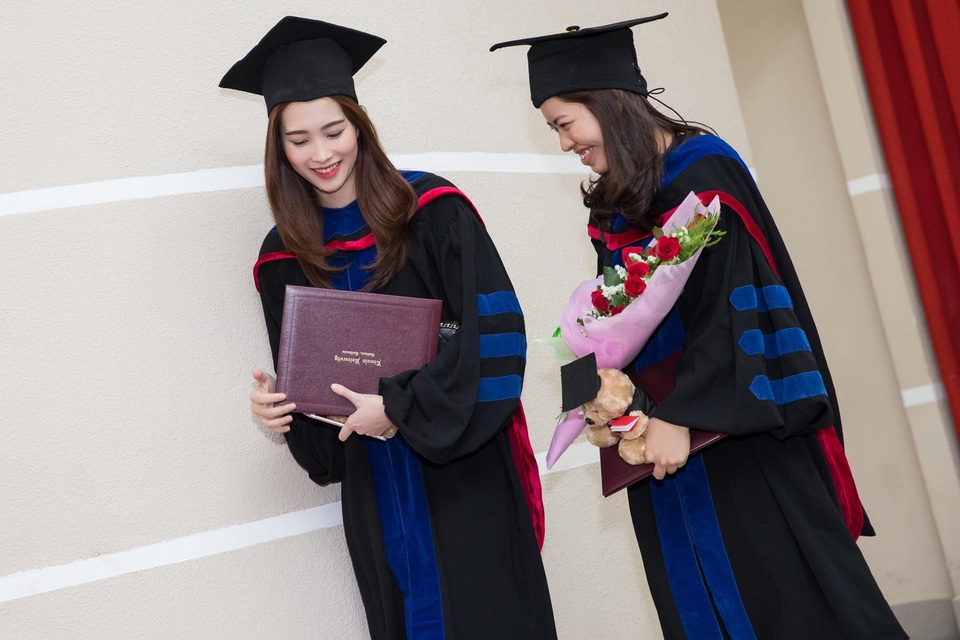 Hoa hậu Đặng Thu Thảo xúc động khi nhận bằng tốt nghiệp đại học quốc tế - 2 Hoa hậu Đặng Thu Thảo xúc động khi nhận bằng tốt nghiệp đại học quốc tế - 2