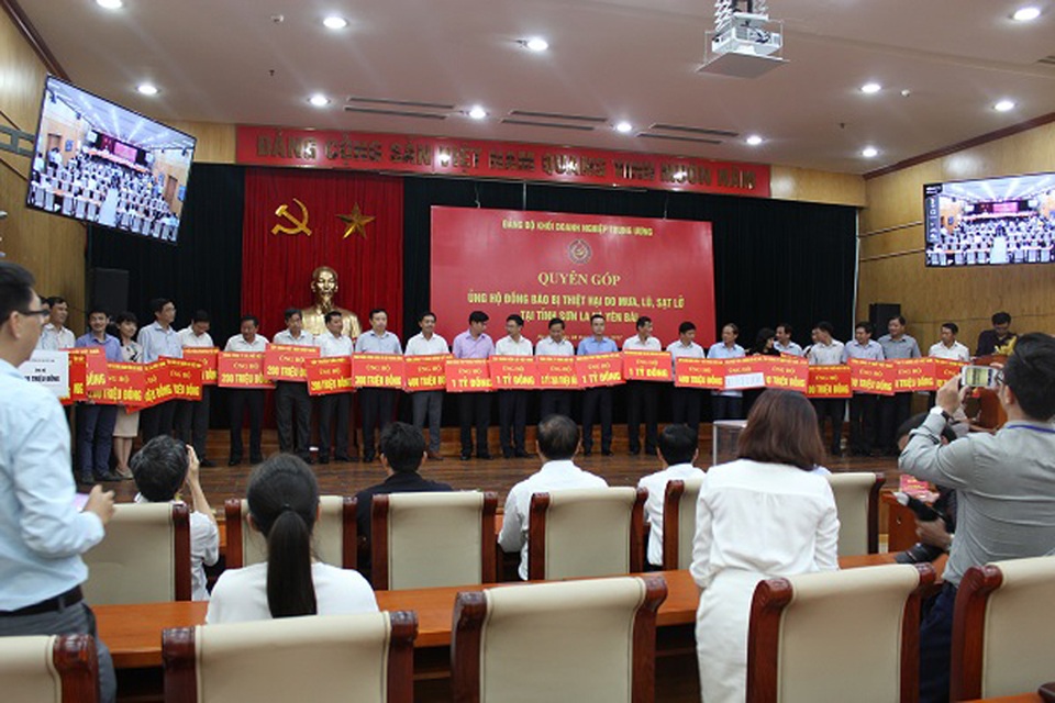 Hơn 13 tỷ đồng hỗ trợ Yên Bái, Sơn La khắc phục hậu quả lũ lụt - 1
Đại diện của 31 đơn vị thuộc Đảng ủy khối Doanh nghiệp Trung ương tham gia ủng hộ quyên góp cho đồng bào 2 tỉnh Yên Bái & Sơn La.