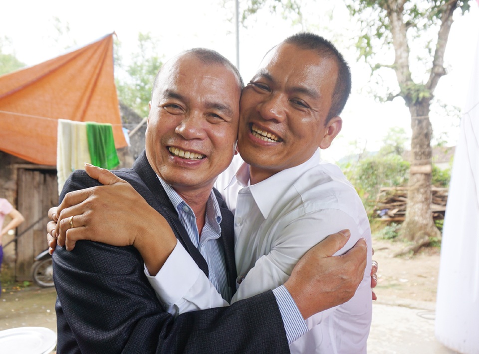 Đặng Văn Thế ôm chầm cán bộ quản giáo Lê Văn Tài trong ngày vui của mình