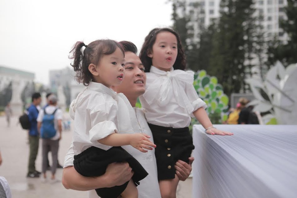 Lần xuất hiện hiếm hoi của Hồng Đăng bên vợ con - 3 Lần xuất hiện hiếm hoi của Hồng Đăng bên vợ con - 3