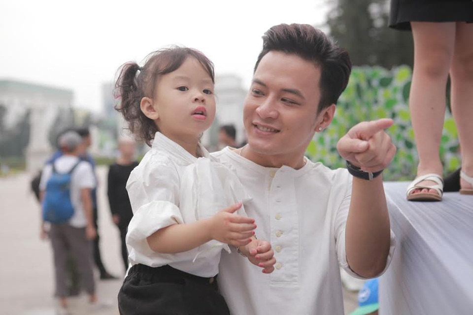 Lần xuất hiện hiếm hoi của Hồng Đăng bên vợ con - 2 Lần xuất hiện hiếm hoi của Hồng Đăng bên vợ con - 2